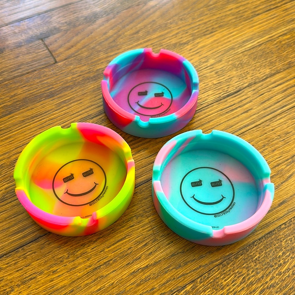 Selfies Multicolor Rubber Ash Trays (Set of 3)